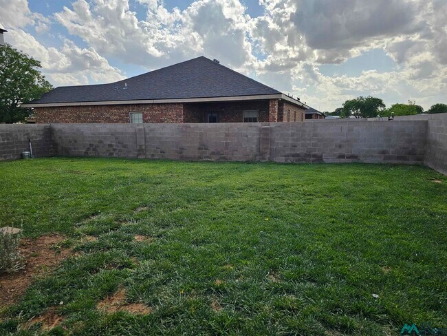 Building Photo - 308 Almond Tree Ln