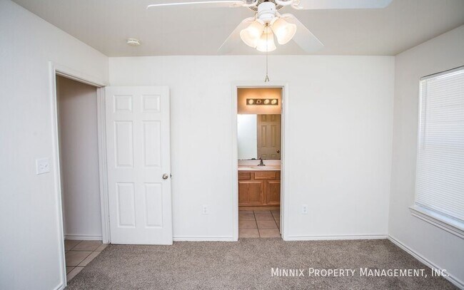 Foto del edificio - 906 N Belmont Ave