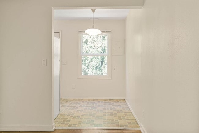 Building Photo - $300 off first month! Beautifully remodeled 1-bdrm/1-bath in 7-plex—Off-street parking, shared la...