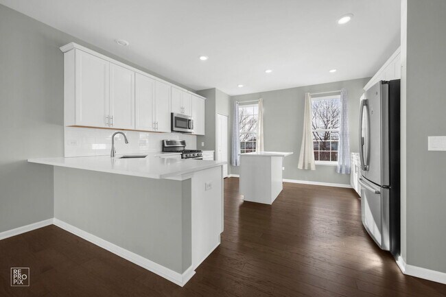 Building Photo - 231 Lakeshore Dr