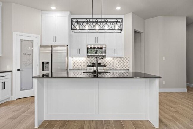 Building Photo - 130 W 5th St