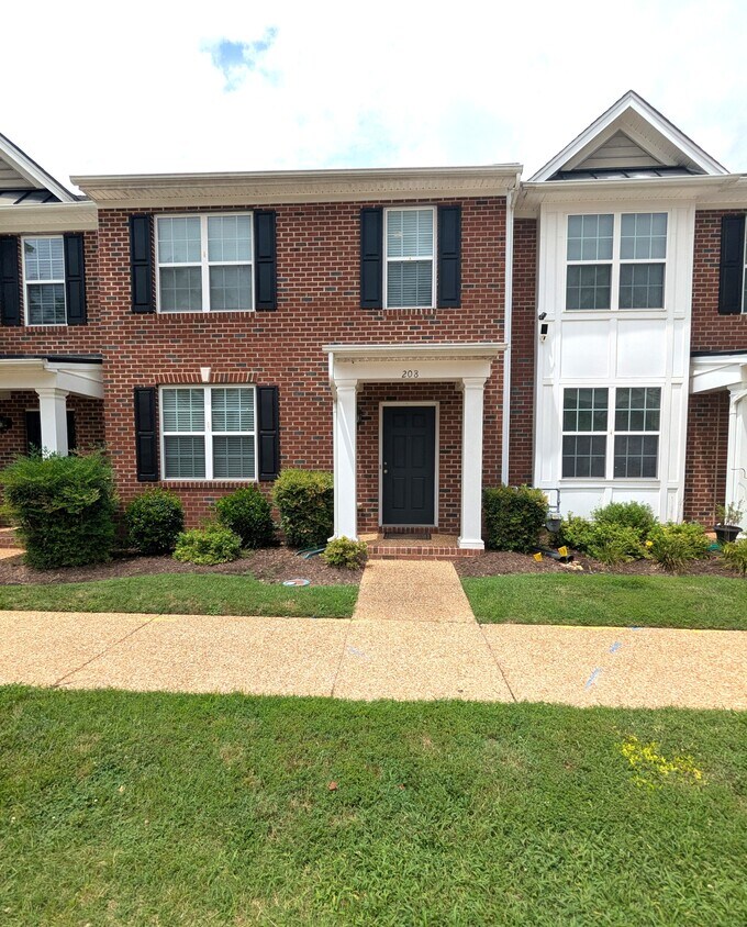 Foto principal - 208 Lewis Burwell Pl