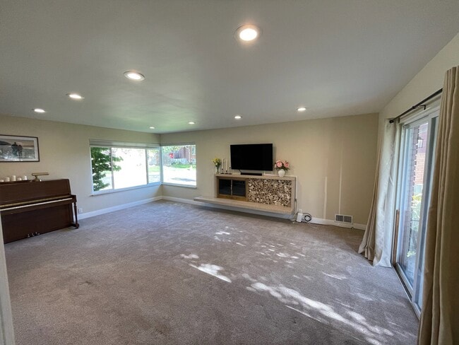 Building Photo - 946 E Gregson Ave