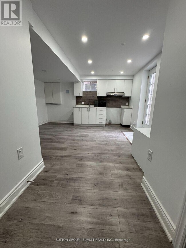 Photo du bâtiment - 674 Thompson Rd S