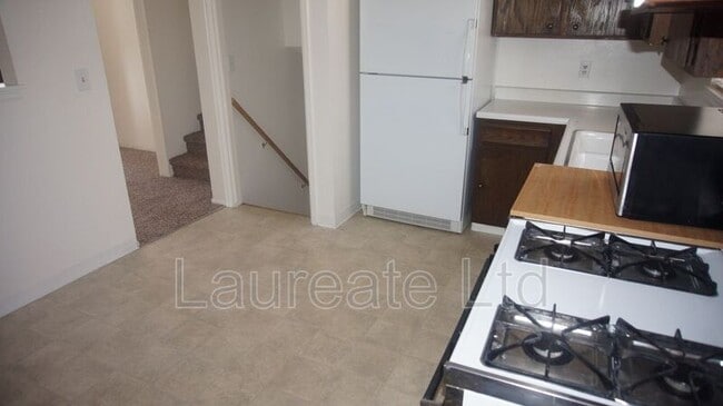 Building Photo - 1060 S Newark St