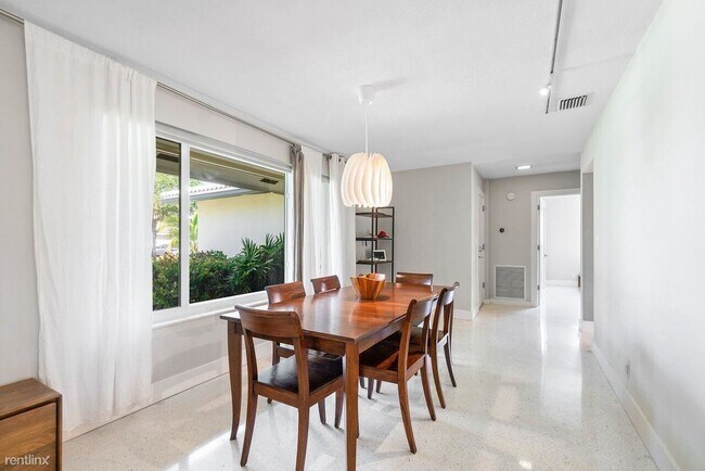 Foto del edificio - 3 br, 2 bath House - 2240 NE 2nd Ave