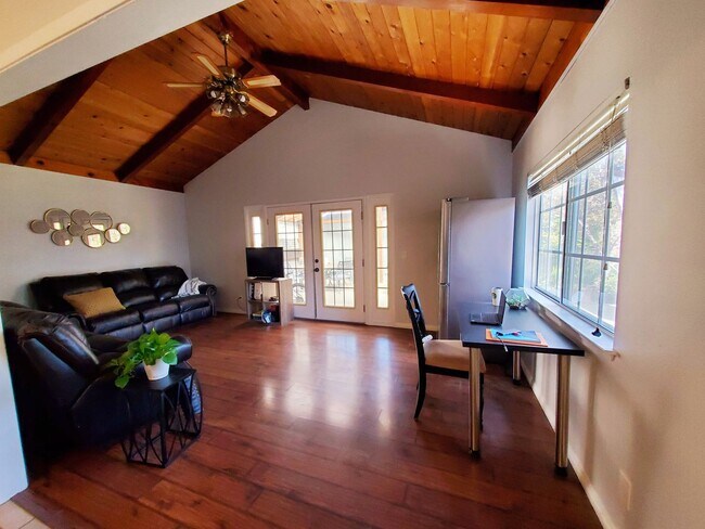 Foto del edificio - Beautiful Home near Laguna Lake