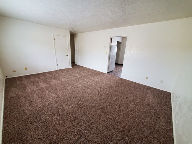 Building Photo - 587 Hansen Ave