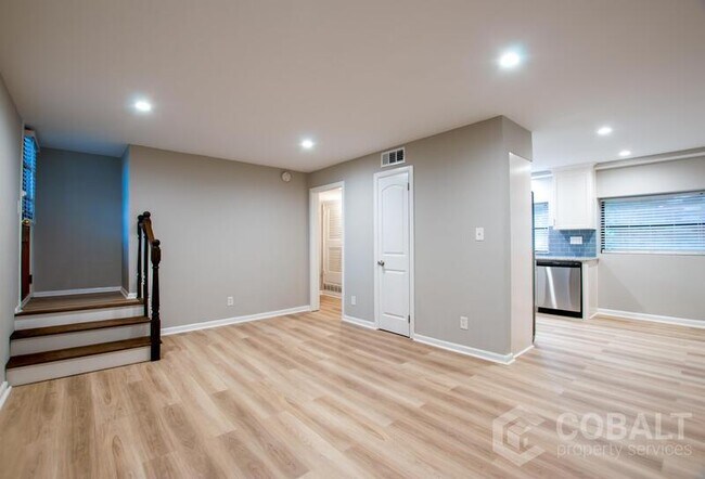 Foto del edificio - 886 St Charles Ave NE