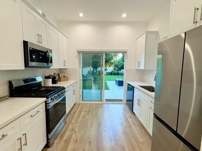 Building Photo - 502 N Avon St