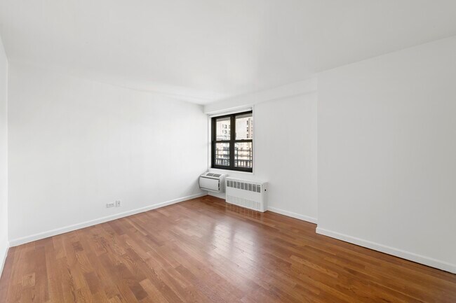 Foto del edificio - 2 Bed, 1 Bath w/ Balcony on Prime UWS