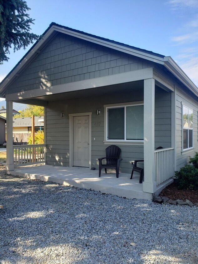 Foto principal - Newer 1 bedroom, 1 bath house in Ashland!!
