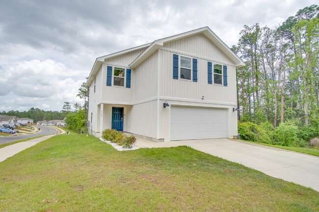 Foto del edificio - Spacious 4BR Home with 2-Car Garage Near M...