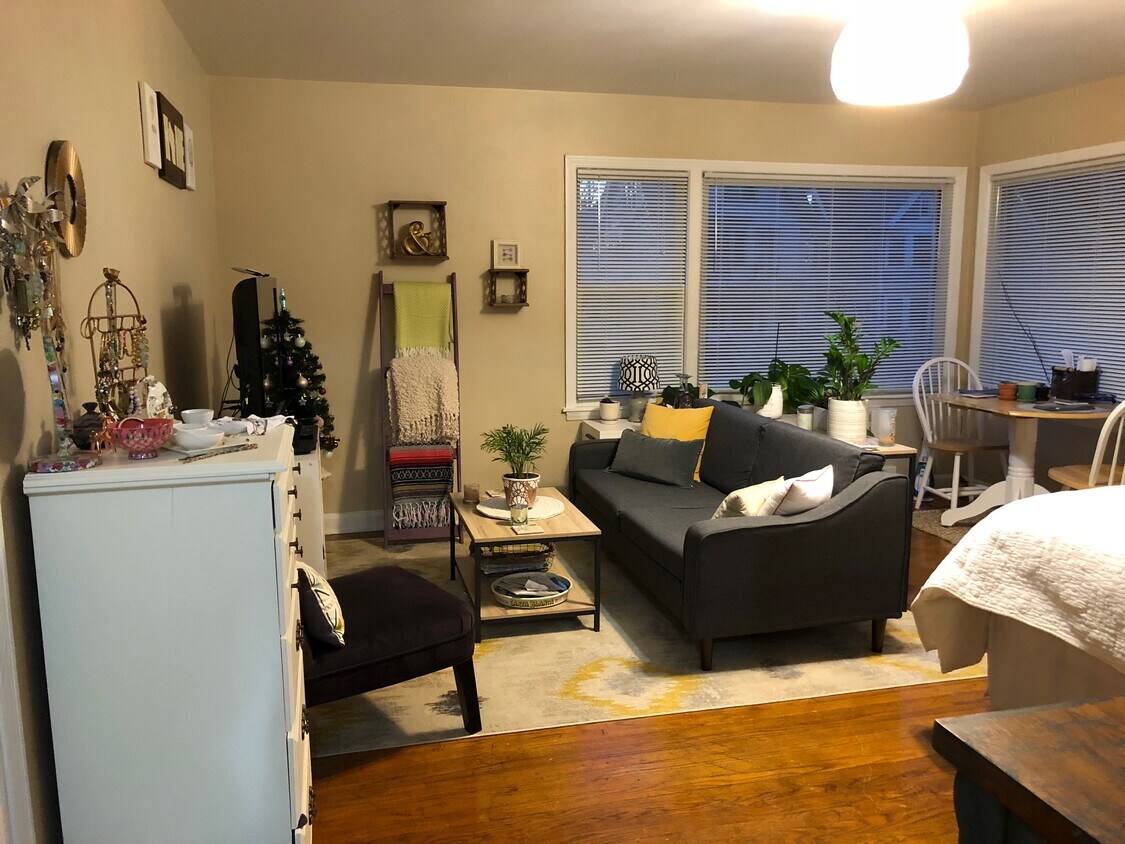 Primary Photo - 2934 N Maryland Ave