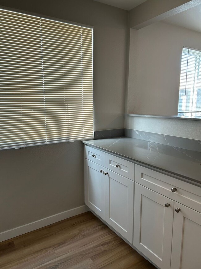 Building Photo - Top Floor - Fully Remodeled 1 BD/ 1 BA!!