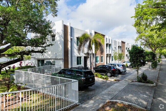 Apartamentos - East of 5th Townhomes
