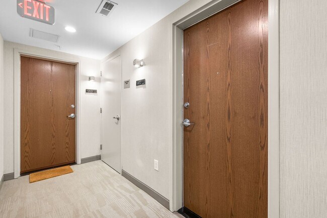 Foto del edificio - Spacious, modern 1BR + Den + 2BA in Adams ...
