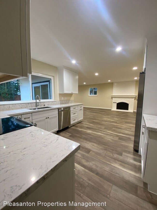 Building Photo - 5 br, 2.5 bath House - 4549 Sandalwood Dr.