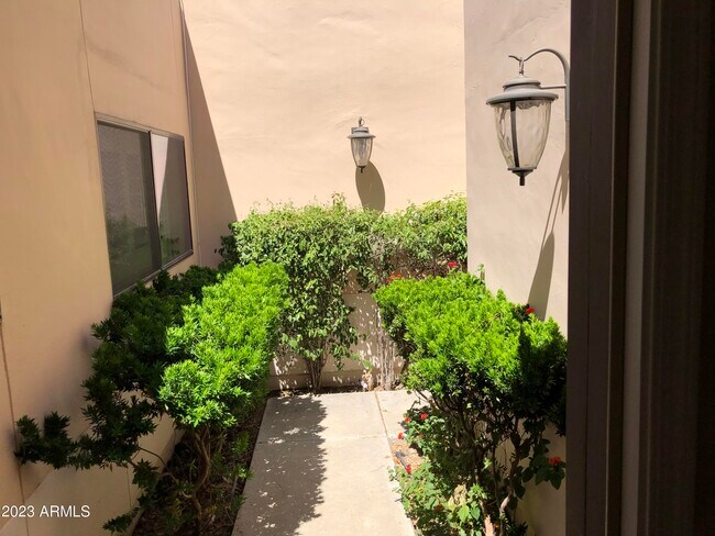 Foto del edificio - 6527 N 13th Dr