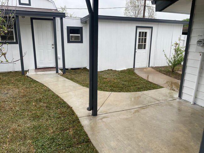 Building Photo - 5819 Timbercrest Dr