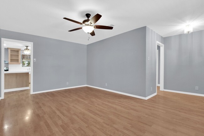 Building Photo - 3/2/2 in Quiet Sherman Neighborhood Near F...