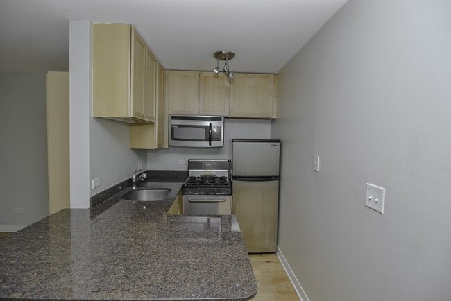 Building Photo - 630 W Wrightwood Ave