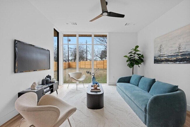 Building Photo - 1409 Valleyridge Dr