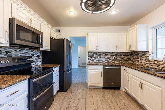 Foto del edificio - 8322 E Wilshire Dr