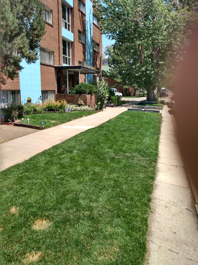 looking east - Briarwood Apartment Homes