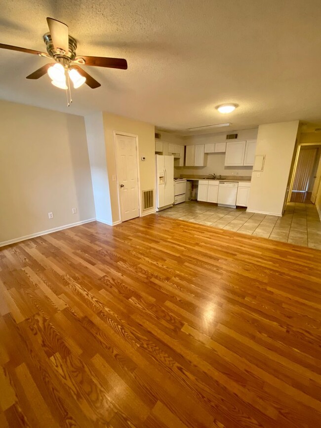 Building Photo - SUPER CUTE! 1st Floor 1 Bedroom/ 1 Bath Co...