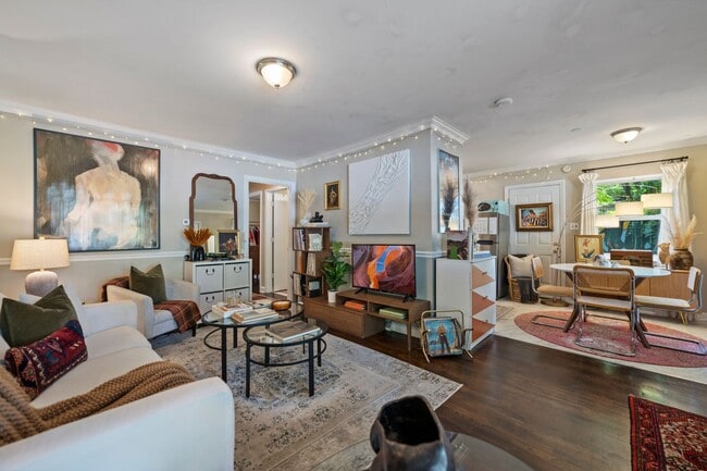 Building Photo - Available mid-June! 2 Bed Duplex In The He...