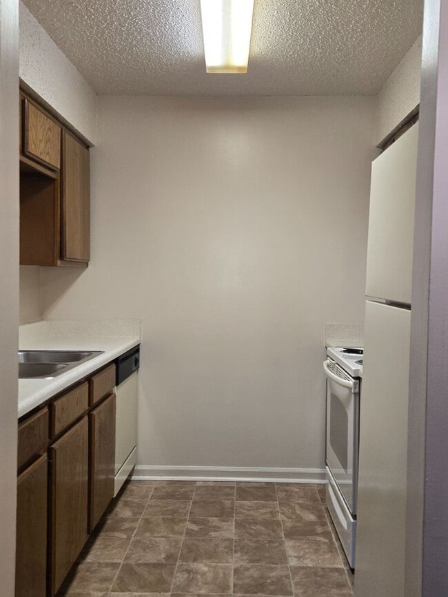 2 Bedroom, 1 Bath Garden Flat - 2 Bedroom, 1 Bath Garden Flat Apartment