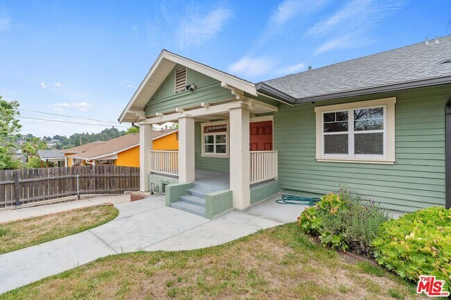 Foto del edificio - 6163 Strickland Ave