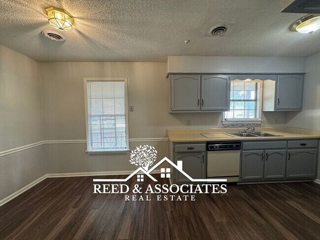 Building Photo - 3 Bedroom in Hickory Ridge - South Riverdale