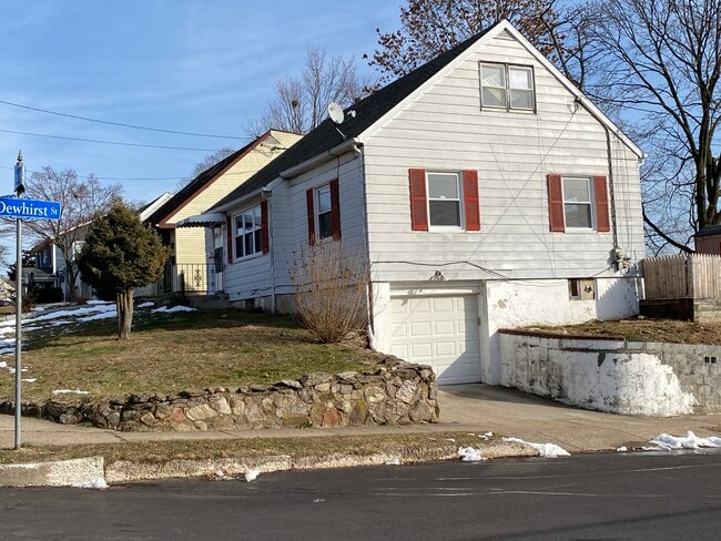 Photo - 567 Queen St House