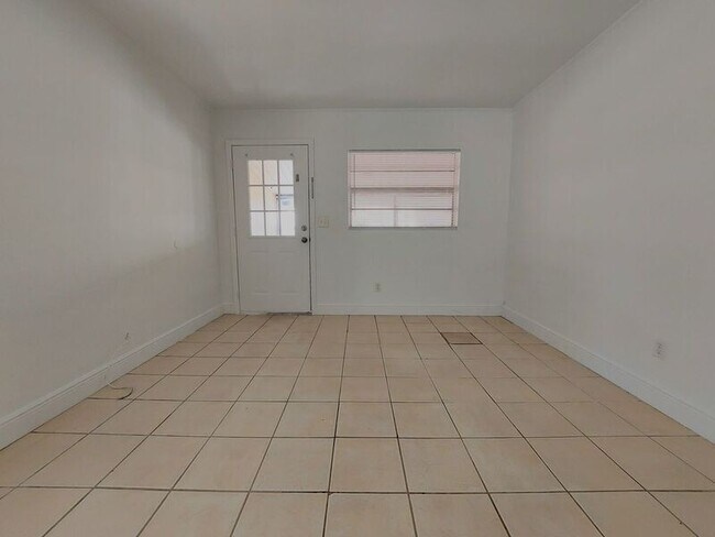 Building Photo - 2724 Mineola Dr