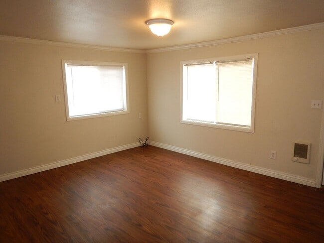Building Photo - 2 Bedroom Home with Large Yard - Available...