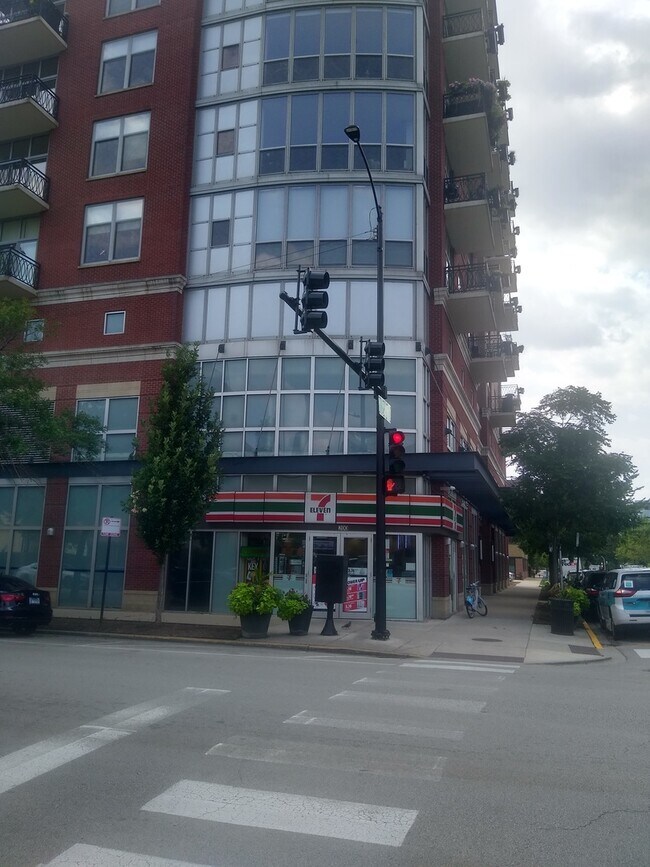 Foto del edificio - 1201 W Adams St