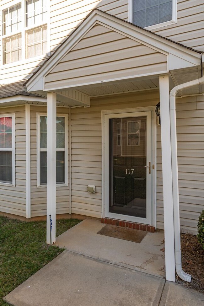 Building Photo - Spacious home in Greensboro!