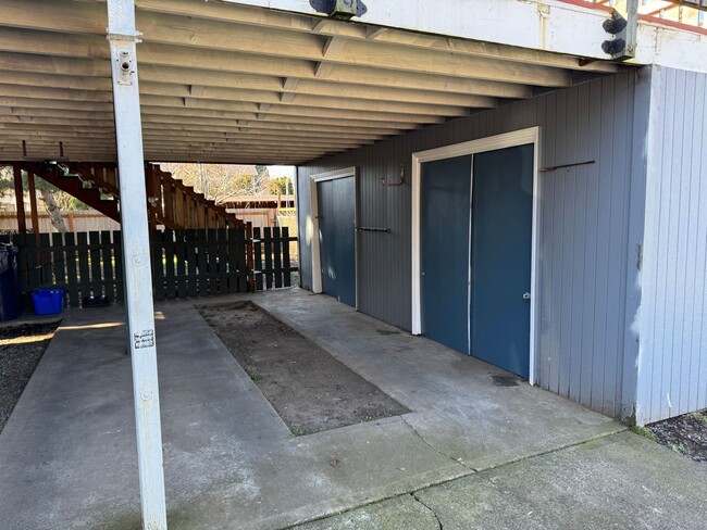 Building Photo - Updated 2-Bedroom Upstairs of Duplex: New ...
