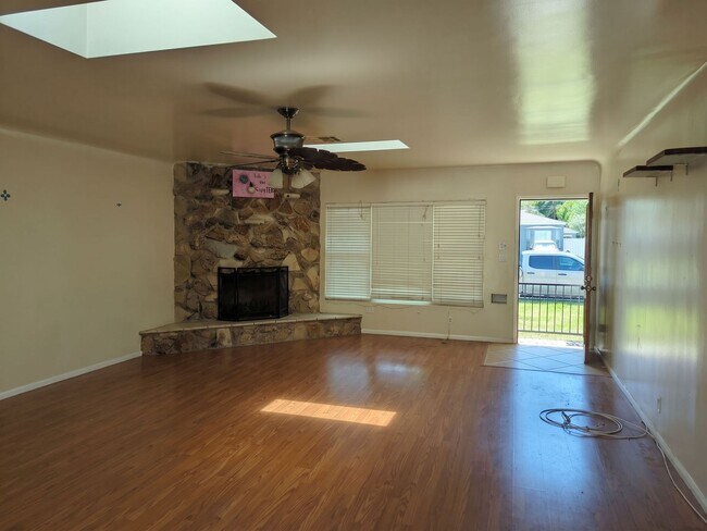 Foto del edificio - Spacious 2-Bed, 1-Bath Home in the Heart of Burbank!
