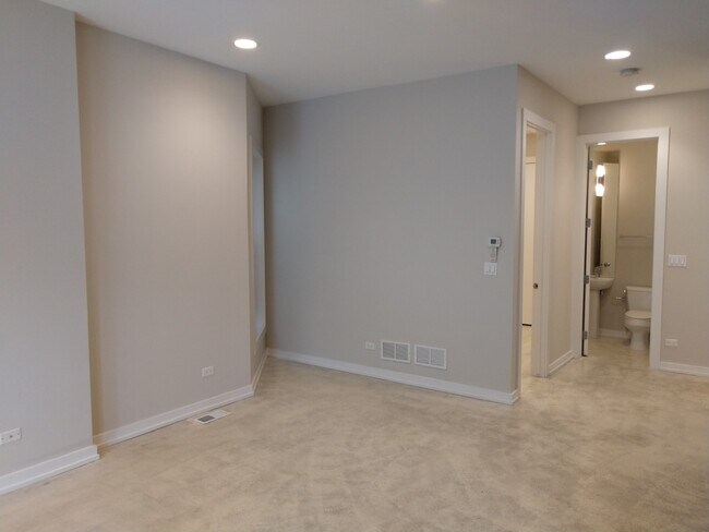 Building Photo - 4018 N Kenmore Ave