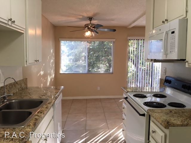 Building Photo - 1 br, 1 bath Apartment - 13019 Oxnard Stre...