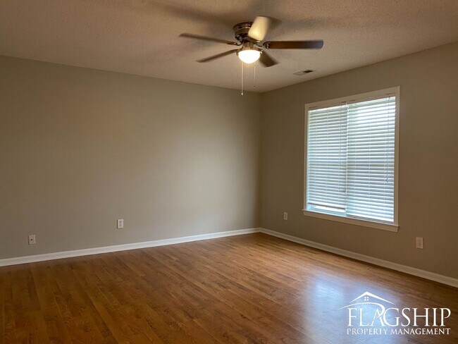 Building Photo - Three Bedroom in Countryaire