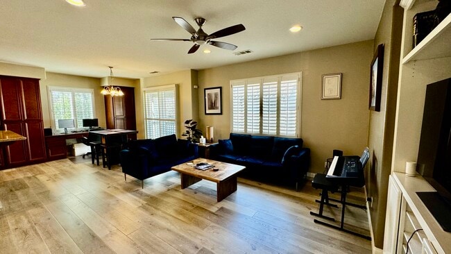 Building Photo - 206 Martindale Way