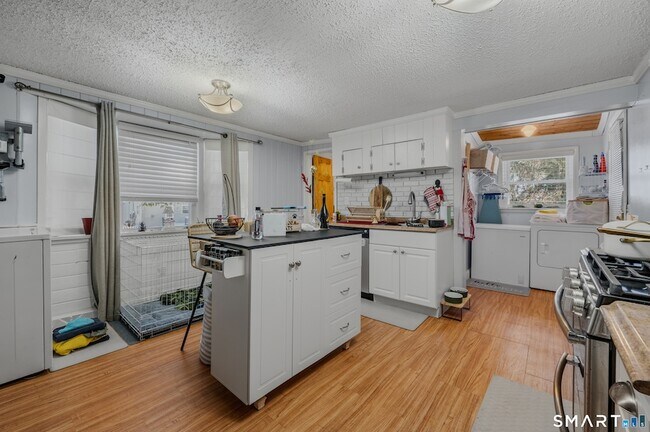 Foto del edificio - 349 Naubuc Ave