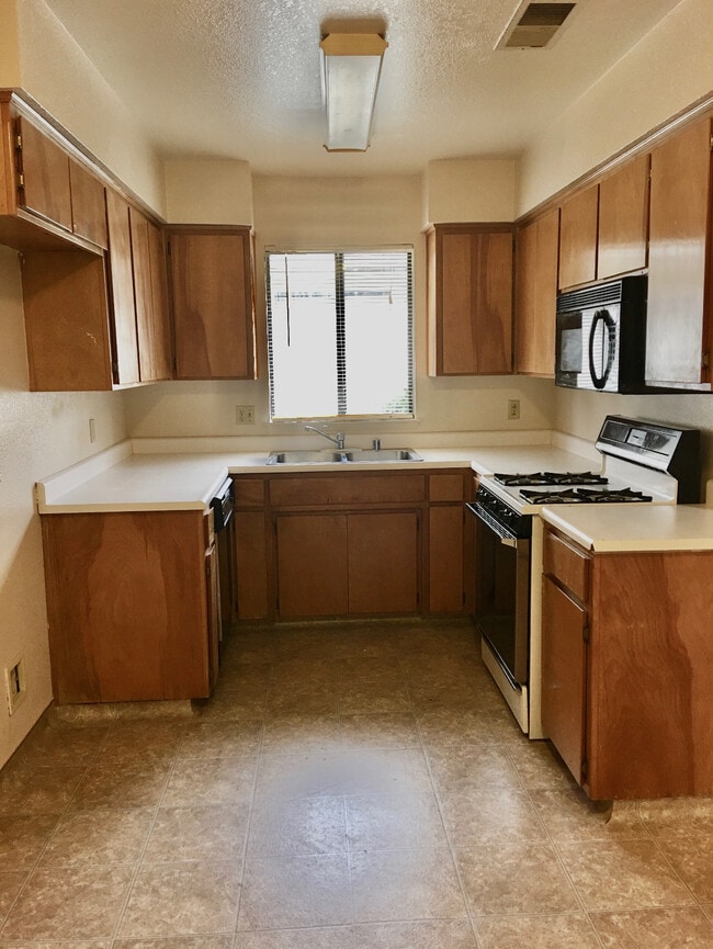 Kitchen - 1768-1816 N Reed Ave