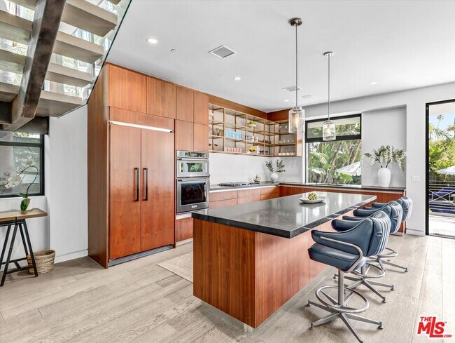 Foto del edificio - 1724 N Sierra Bonita Ave