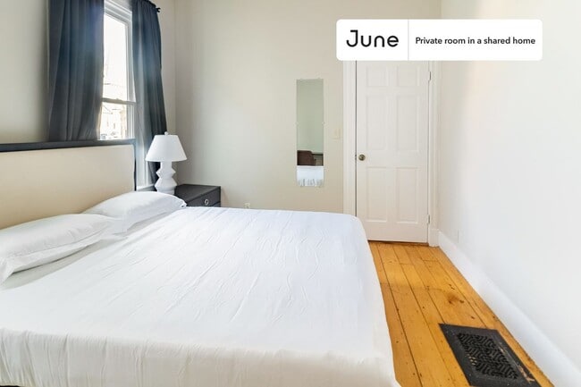 Building Photo - Private bedroom in 3 bed/2 bath Home