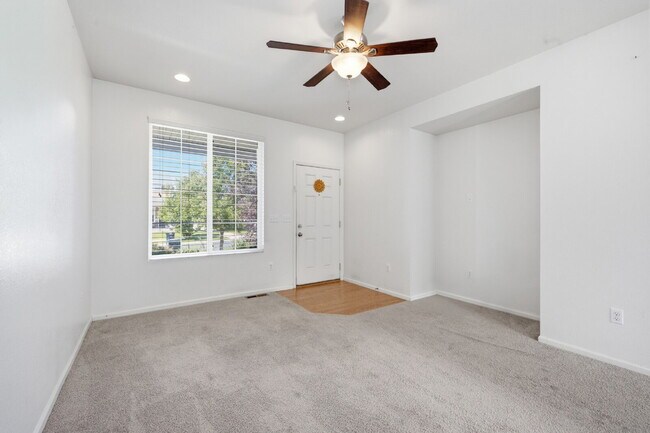 Foto del edificio - "Charming 3-Bedroom Home with 2.5 Baths on Kirk Street – 1744 sq ft of Comfort in Denver!"